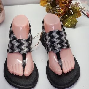 Sanuk Black and Gray Women's Sandals
